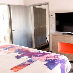 One-Bedroom King Suite Mobility Access or Non-Smoking
